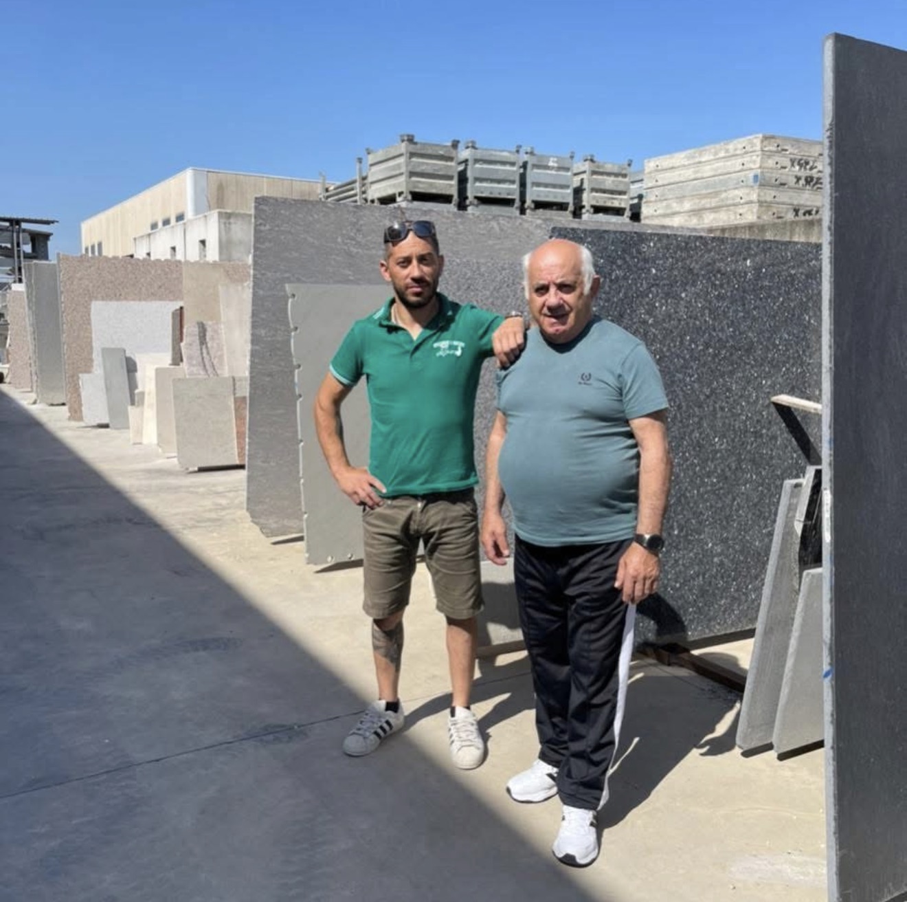 I titolari di Vanni Design tra le lastre di marmo e granito nel piazzale di Sanluri